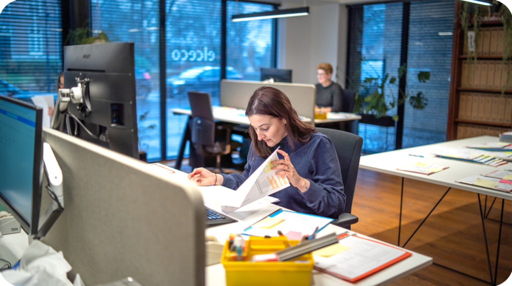 Een medewerker van Letter of Credit specialist aan het werk bij Elceco.