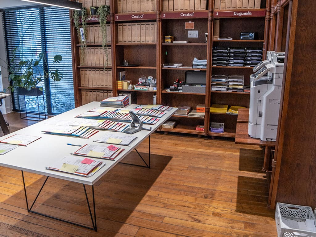 Een foto van de werktafel van de Letter of Credit-specialisten bij Elceco. Verschillende Letter of Credits zijn zichtbaar.