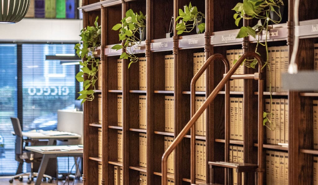 Oude bibliotheekkast De oude bibliotheekkast in het kantoorpand van L/C specialist Elceco.